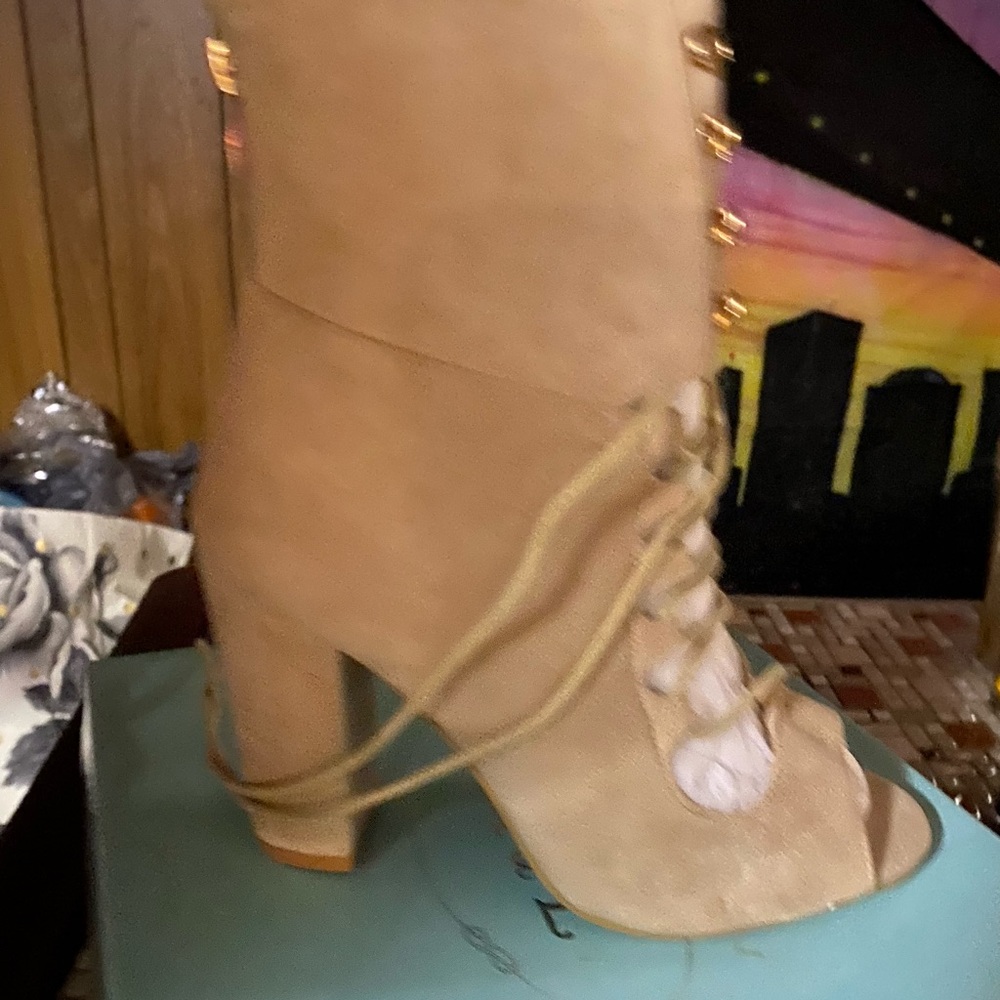 Boots - Picture 3 of 4